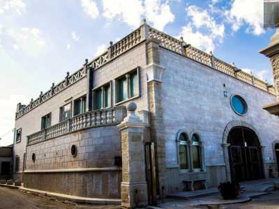 Il teatro Ulisse: interamente costruito in pietra bianca � ornato da colonnine, obl� e infissi lignei